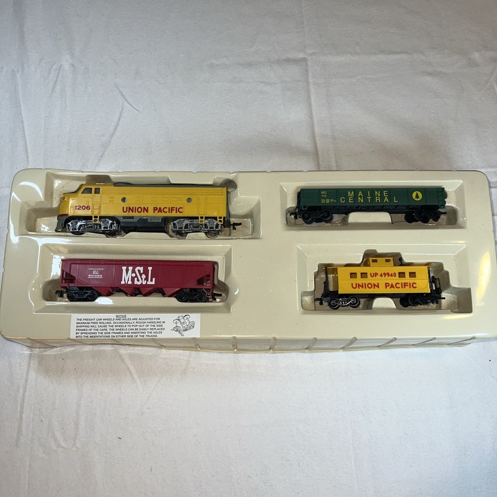 Union Pacific HO Scale Train Set Locomotive Hopper Gondola Caboose 4 Piece Set